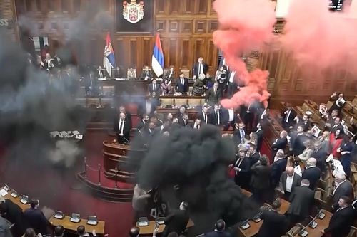 Ném pháo sáng và lựu đạn khói trong phiên họp quốc hội Serbia