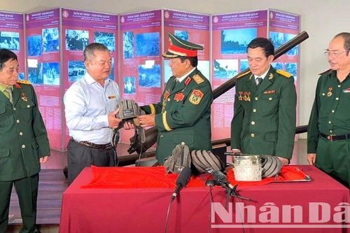Trung tướng Đoàn Sinh Hưởng trao tặng một số hiện vật quý giá về Chiến thắng Buôn Ma Thuột cho Bảo tàng Đắk Lắk