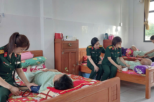 Dệt yêu thương, đồng hành vượt khó