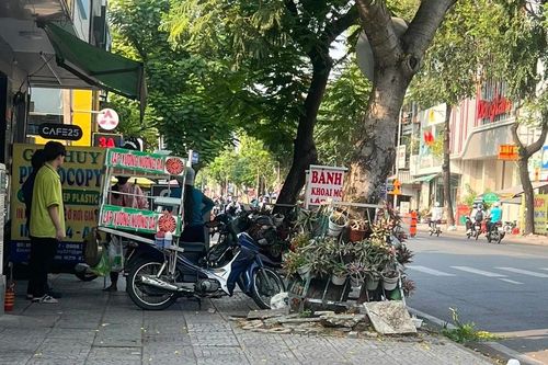 Nhiều vỉa hè còn mới vẫn bị đào xới làm mới