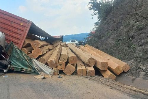 Lại lật xe nằm chắn ngang tuyến đường độc đạo lên Cửa khẩu quốc tế La Lay