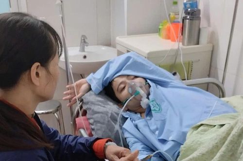 Người mẹ quay mặt khóc ròng sau lời dối con trai 'bệnh tình con sẽ khỏi'