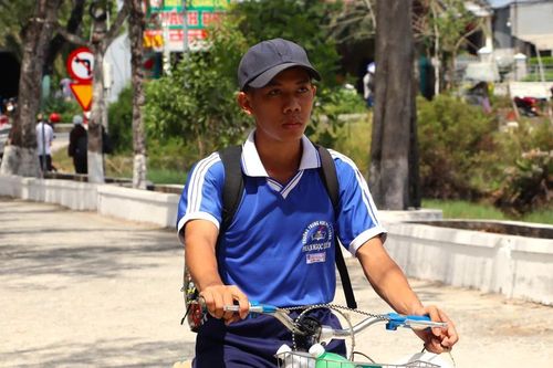 Cậu học trò Cà Mau lượm ve chai nuôi ước mơ đến trường