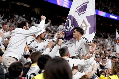Cầu thủ Real Madrid khiêu khích HLV Atletico Madrid
