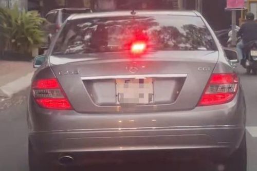TP HCM: Công an vào cuộc vụ xe Mercedes bật đèn giống xe ưu tiên
