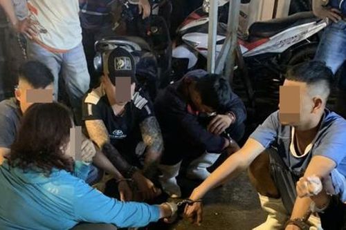 Tiểu thương buôn cá kéo nhau vào cảng Thọ Quang sát phạt 'bầu cua'