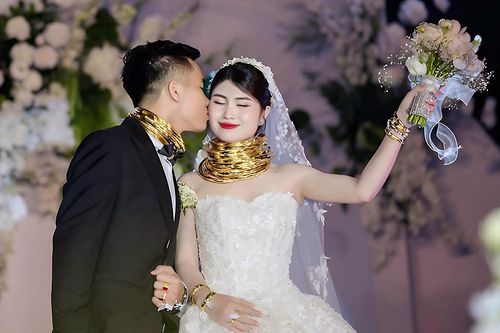 Cô dâu chú rể ở Nghệ An đeo vàng trĩu cổ, tuyên bố điều bất ngờ giữa đám cưới