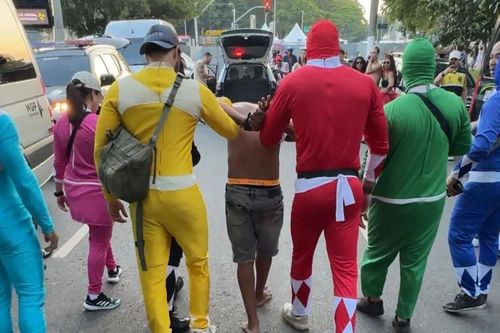 Cảnh sát cải trang thành siêu anh hùng để truy bắt tội phạm móc túi