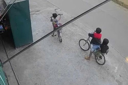 Mẹ mất liên lạc nhiều năm, 3 em nhỏ đạp xe 50km tìm cha