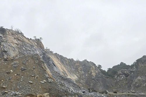 Một công nhân khai thác đá bị chém trọng thương