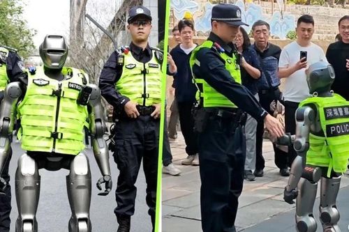 Người dân vây kín xem robot tuần tra đường phố cùng cảnh sát