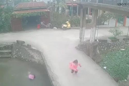 Thót tim khoảnh khắc bé gái trượt chân rơi xuống mương nước