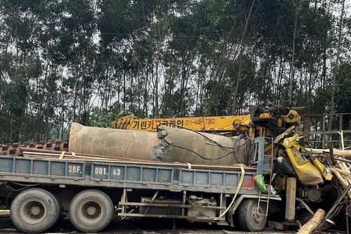 Quảng Bình: Đối đầu trên Quốc lộ 12C, hai xe tải biến dạng, 2 người tử vong