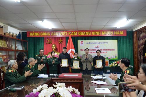 Bàn giao 21 bộ hồ sơ mộ liệt sĩ tập thể