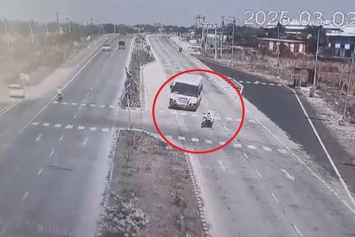 Đánh lái tránh xe máy, xe buýt chở 42 người lật nghiêng trên cao tốc