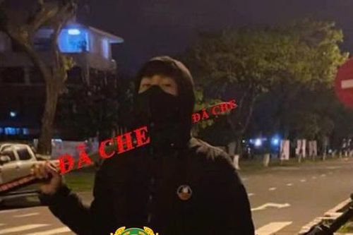 Triệu tập nam thanh niên đăng clip vác kiếm đứng giữa đường
