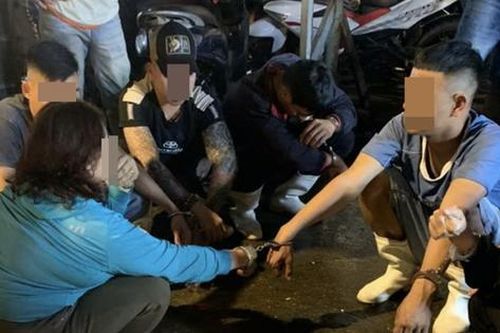 Bắt giữ nhóm tiểu thương vào cảng cá để 'lắc bầu cua'