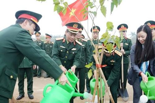Phụ nữ Quân đội trồng hơn 10.000 cây xanh hưởng ứng 'Tết trồng cây'