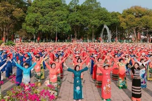 Đắk Lắk: 800 hội viên phụ nữ tham gia đồng diễn áo dài