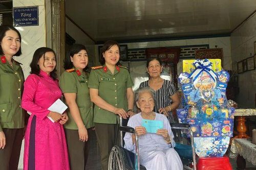 Thăm, tặng quà Mẹ Việt Nam Anh hùng Nguyễn Thị Bảy