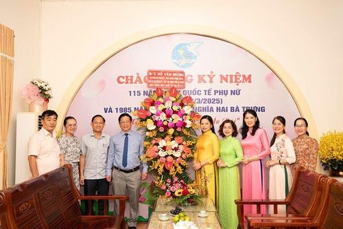 Chủ tịch UBND tỉnh An Giang Hồ Văn Mừng chúc mừng Hội Liên hiệp Phụ nữ tỉnh nhân Ngày Quốc tế Phụ nữ (8/3)