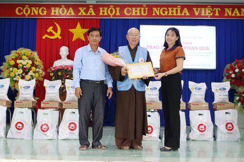 Chương trình 'Gian hàng không đồng' trao tặng 100 phần quà cho người dân xã Tân Phú