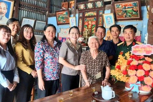 Lãnh đạo TX. Tịnh Biên thăm Mẹ Việt Nam Anh hùng, cán bộ hưu trí nhân Ngày Quốc tế Phụ nữ