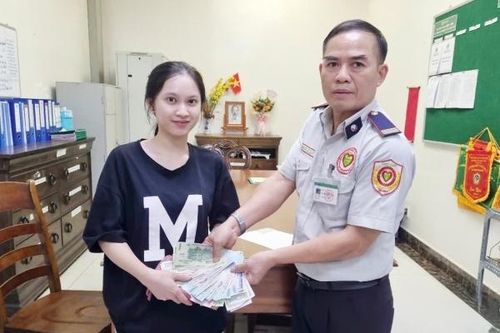 Bảo vệ bệnh viện nhặt được của rơi, trả lại người đánh mất
