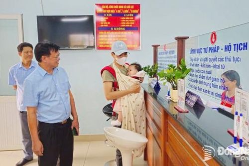 Trưởng ban Tuyên giáo và dân vận Tỉnh ủy Cao Tiến Dũng kiểm tra bộ phận tiếp nhận và trả kết quả tại Xuân Lộc