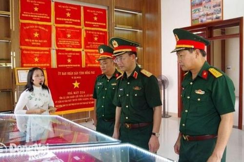 Thiếu tướng Đinh Quốc Hùng kiểm tra hoạt động tại Nhà máy Z114