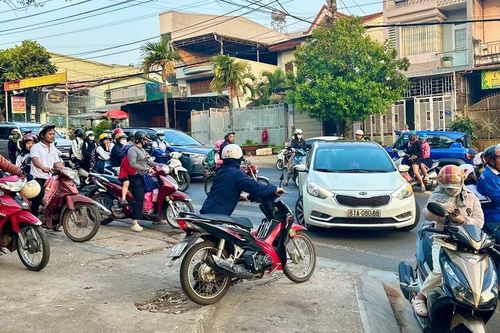 Tiềm ẩn nguy cơ mất an toàn giao thông trước cổng Trường Tiểu học Lê Quý Đôn