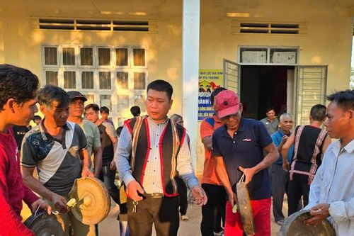 Dạy đánh cồng chiêng cho 35 học viên tại làng Trol Đeng