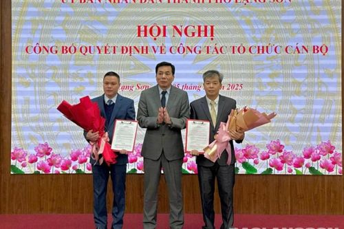 UBND thành phố Lạng Sơn công bố các quyết định về công tác cán bộ