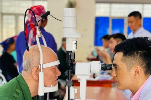 Văn Bàn: Khám, cấp phát thuốc miễn phí các bệnh lý về mắt cho người dân
