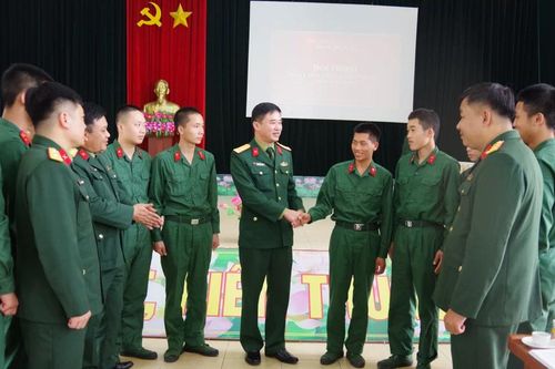 Đoàn công tác Bộ Chỉ huy Quân sự tỉnh gặp gỡ, đối thoại với chiến sĩ mới tại Trung đoàn 254