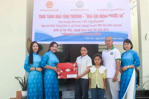 Bàn giao kinh phí hỗ trợ làm nhà cho hộ dân bị sập đổ nhà do hoàn lưu bão số 3 (Yagi)