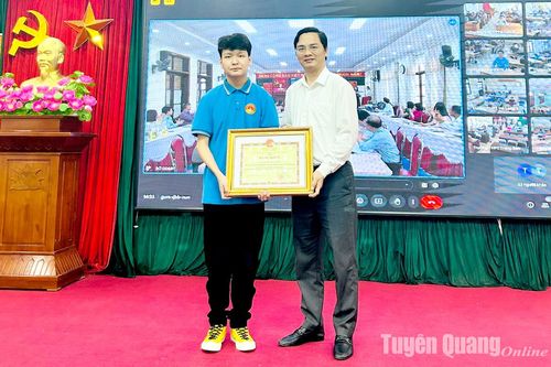 Em Lê Quang Huy nhận Bằng khen của Chủ tịch UBND tỉnh