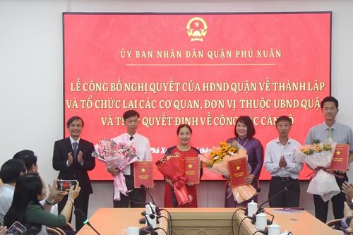 Quận Phú Xuân công bố quyết định thành lập các phòng chuyên môn và trao quyết định về công tác cán bộ