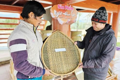 Du lịch tiếp sức cho nghề đan lát vùng cao