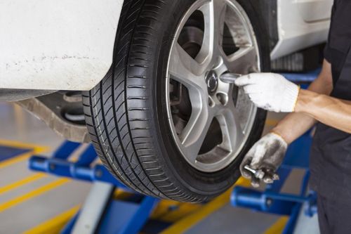 Dấu hiệu nhận biết khi nào cần thay lốp xe ô tô