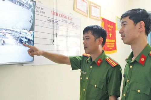 Bài 2: 'Có bàn chân lặng lẽ…'