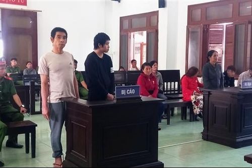 Hai cha con cùng hầu tòa lãnh án 16 năm tù về tội giết người