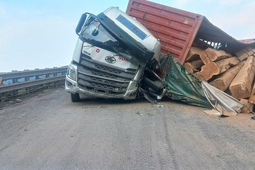 Xe chở gỗ lật trên quốc lộ 15D, giao thông lên cửa khẩu quốc tế La Lay ách tắc