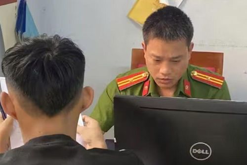 Danh tính thanh niên múa kiếm giữa đường, thách thức 'đã sợ thì không đăng'