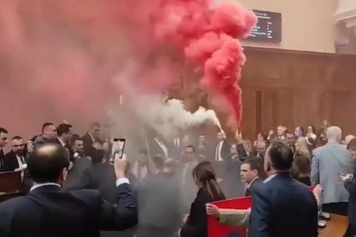 Phe đối lập Serbia ném lựu đạn khói trong phiên họp quốc hội