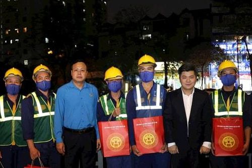 Thăm, động viên công nhân nạo vét sông Tô Lịch