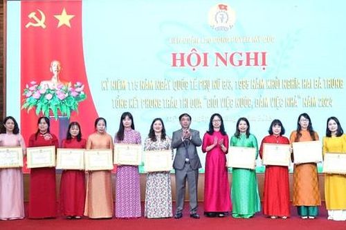 Mỹ Đức tôn vinh 32 điển hình phụ nữ 'Giỏi việc nước, đảm việc nhà'