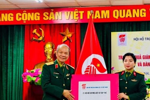 Bàn giao 21 bộ hồ sơ thông tin mộ liệt sĩ tập thể