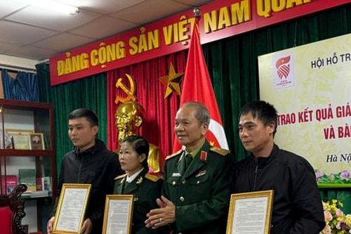 Xúc động vô bờ khi tìm được hài cốt liệt sĩ