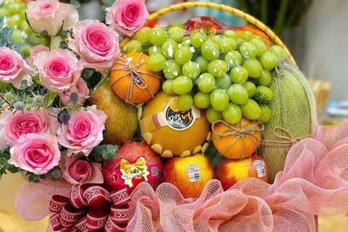 Hoa tươi, giỏ trái cây giá vài trăm ngàn đồng hút khách cận ngày Quốc tế Phụ nữ (8/3)
